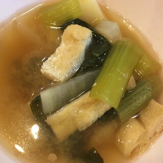 じゃがいもと大根と小松菜と油揚げの味噌汁